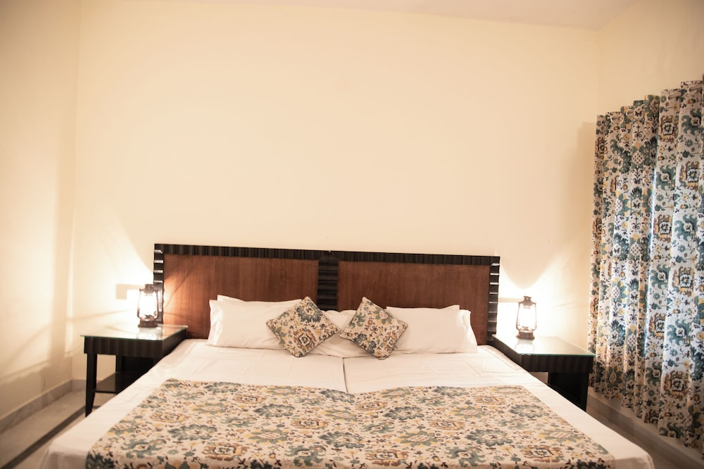 Shivika Lake Hotel