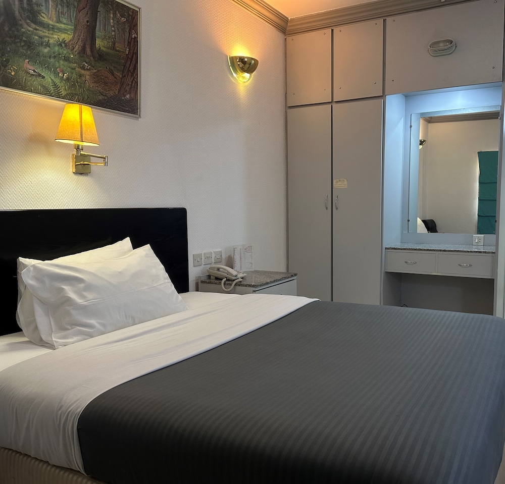 Grand Astoria Hotel