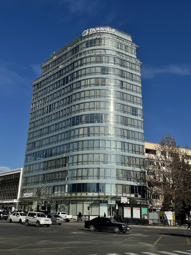 Parkside Hotel & Apartments