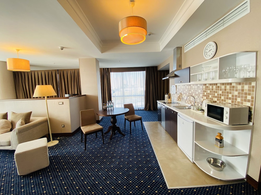 Parkside Hotel & Apartments