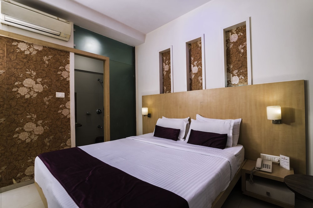 Hotel Monarch Guestline in MIDC Rabale