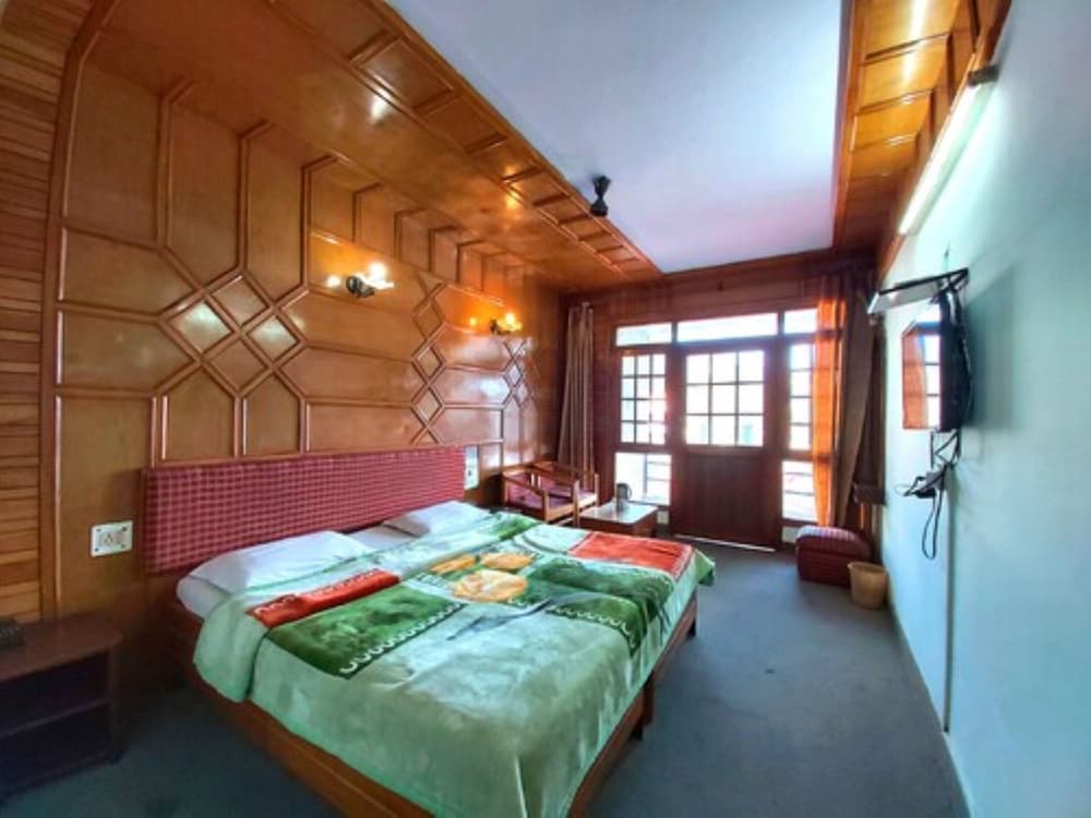 Goroomgo Radha Continental Nainital