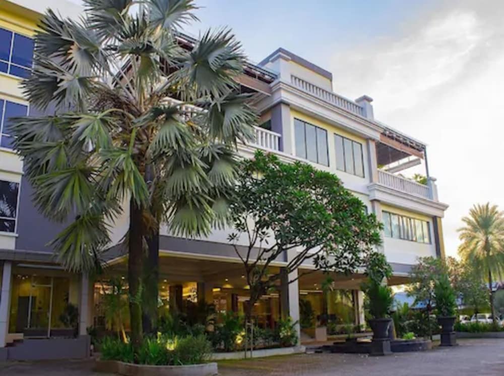 Rattan Inn