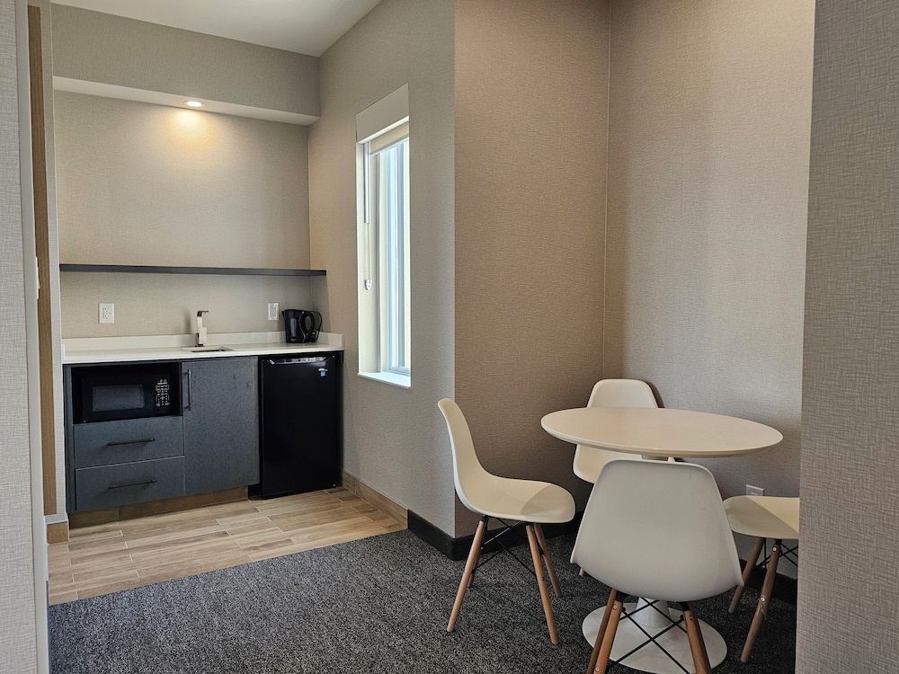 Vittoria Hotel and Suites