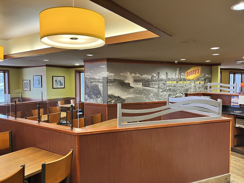 Howard Johnson Plaza by Wyndham by the Falls Niagara Falls