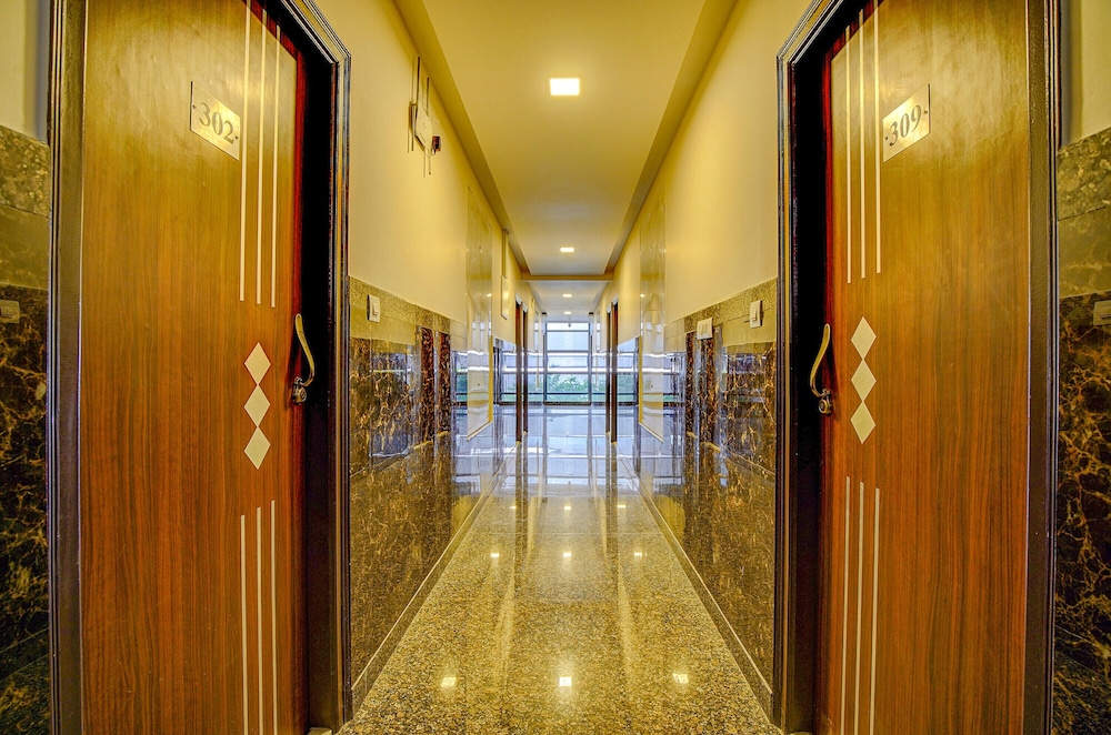 FabHotel Greenwood Xpress Inn
