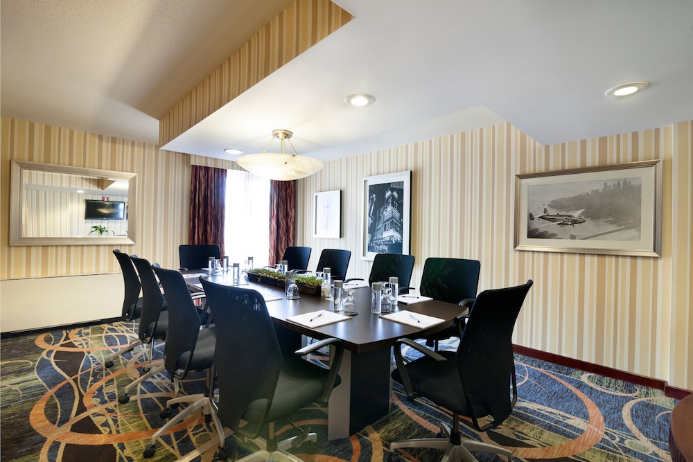 DoubleTree by Hilton New York JFK Airport