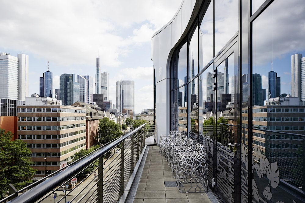 Roomers Frankfurt Central, Autograph Collection