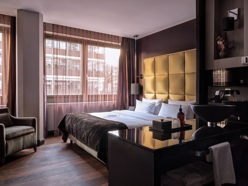 Roomers Frankfurt Central, Autograph Collection