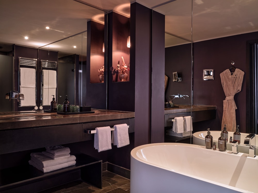 Roomers Frankfurt Central, Autograph Collection