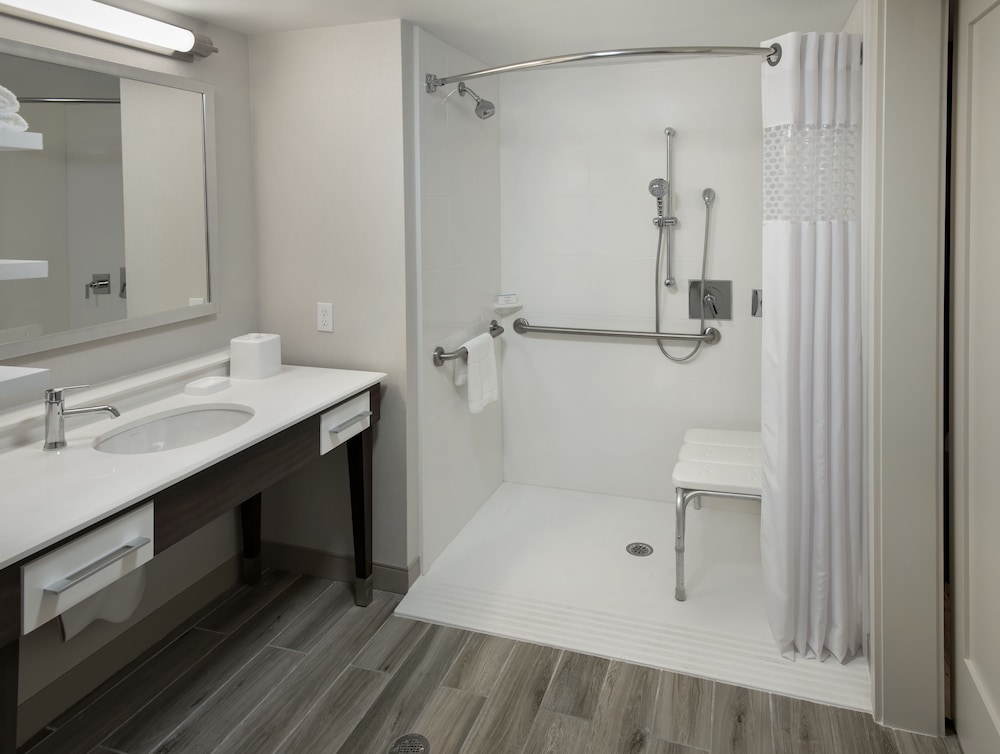 Hampton Inn Boston - Logan Airport