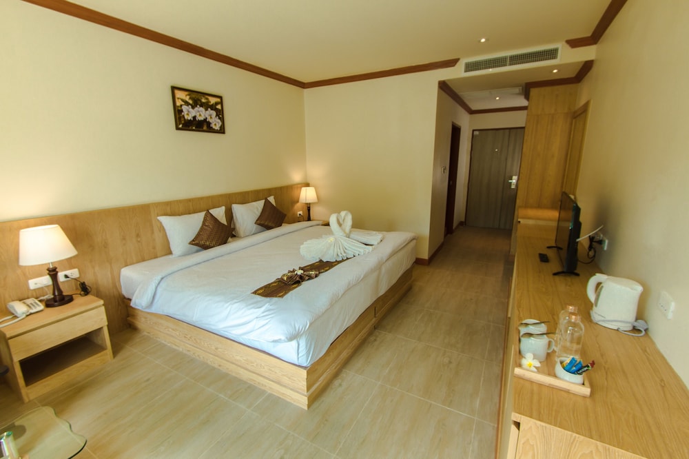 Airport Beach Hotel