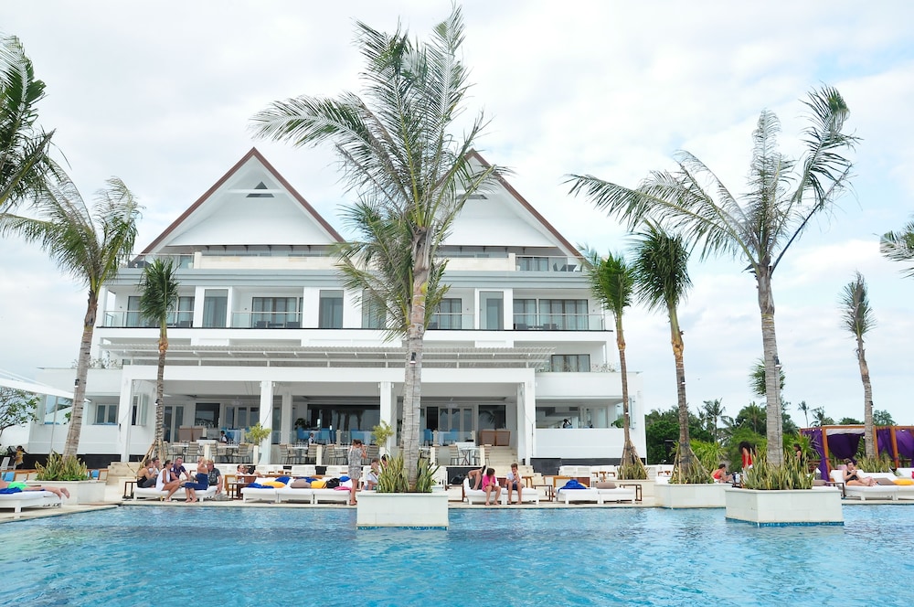 Lv8 Resort Hotel