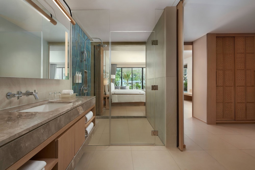 Le Méridien Phuket Mai Khao Beach Resort