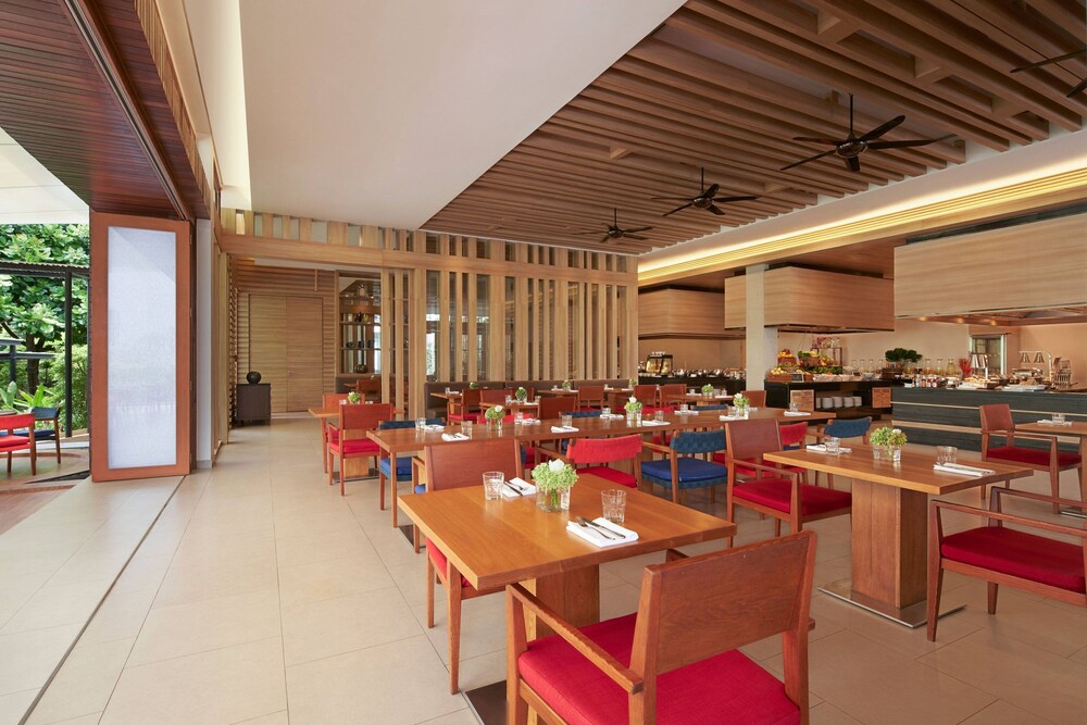 Le Méridien Phuket Mai Khao Beach Resort