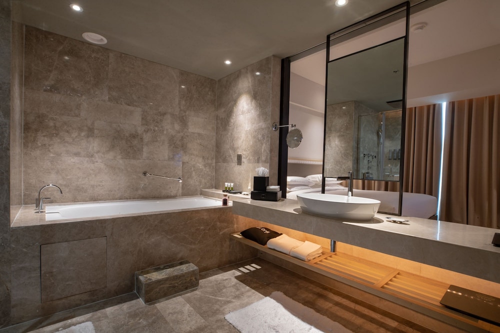 Courtyard By Marriott Ahmedabad Sindhu Bhavan Road