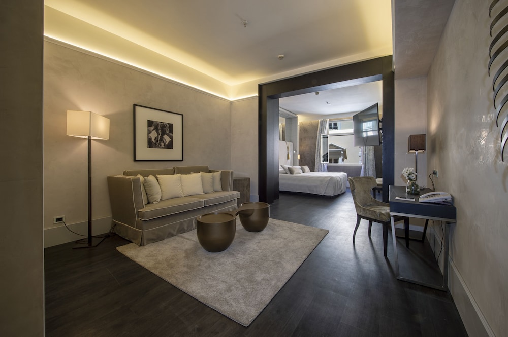 Sina Bernini Bristol, Autograph Collection