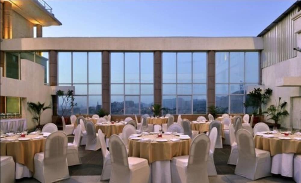 Majestic Court Sarovar Portico - A Sarovar Hotel