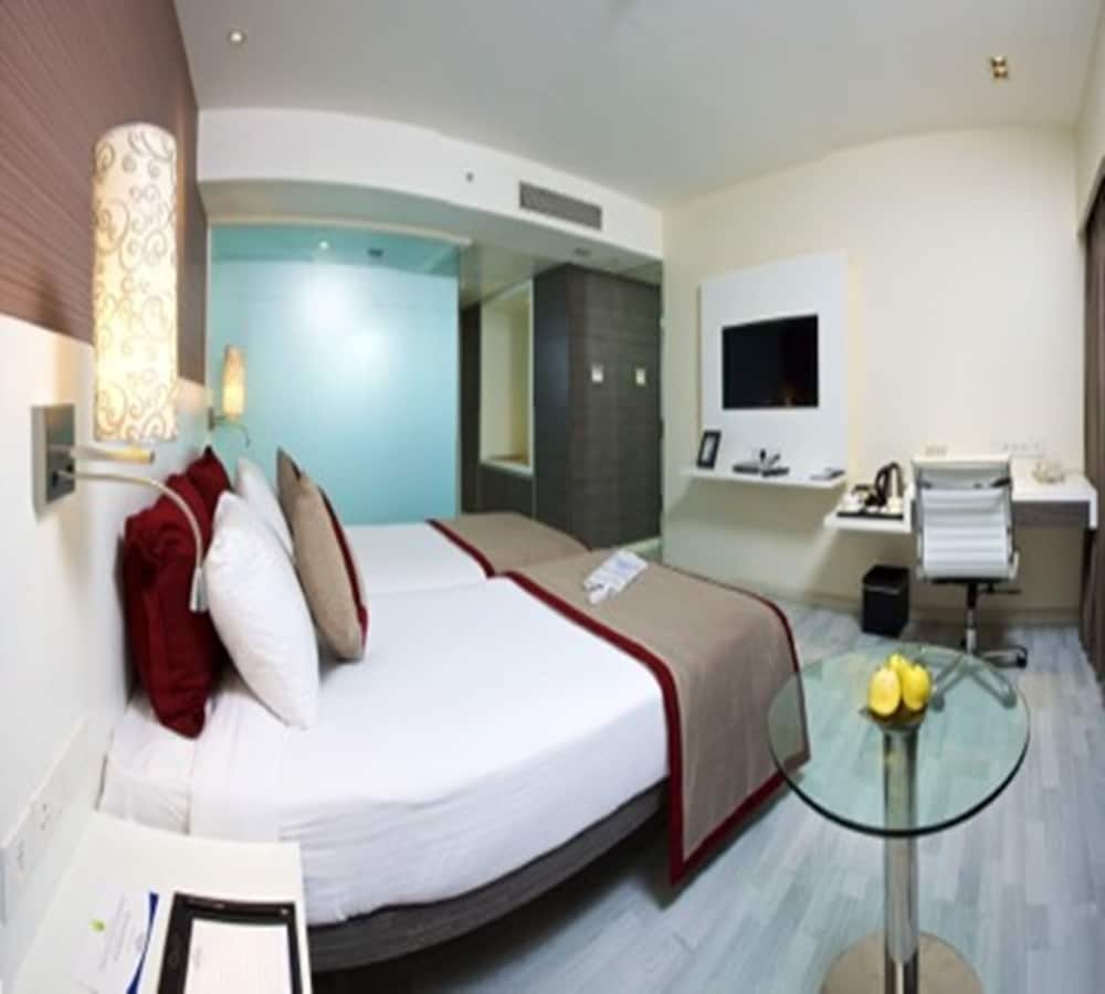 Majestic Court Sarovar Portico - A Sarovar Hotel