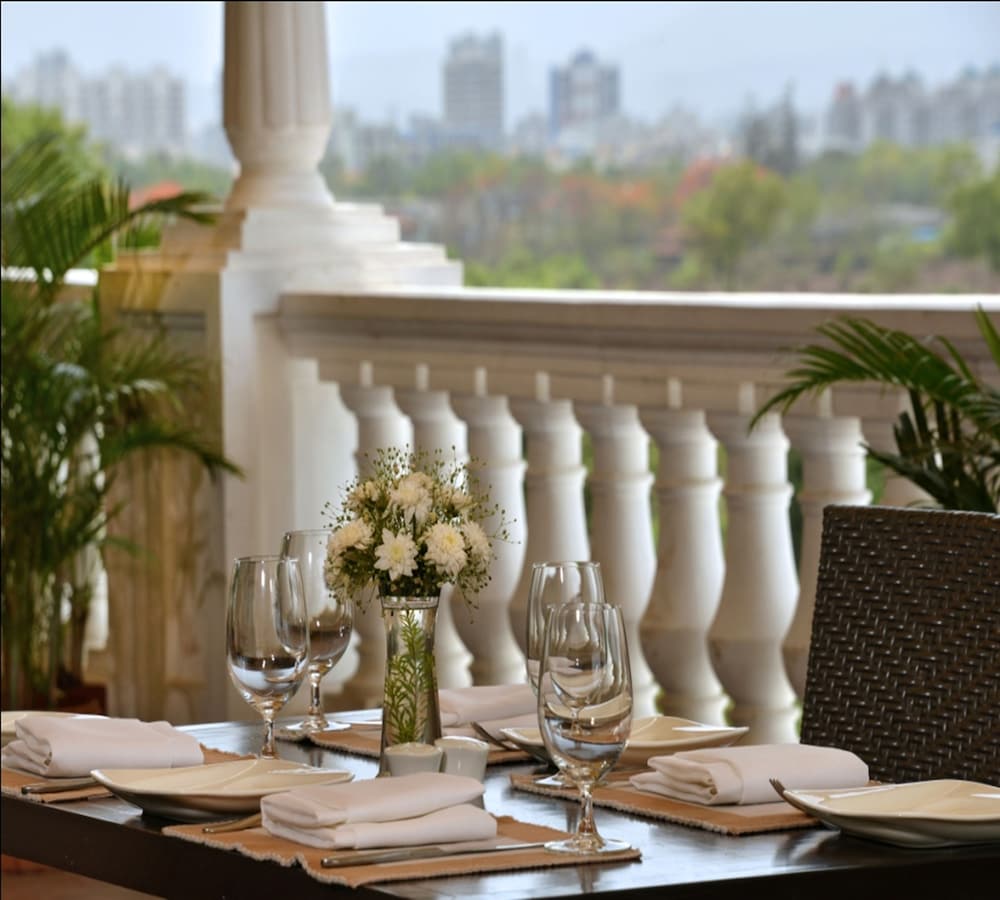Majestic Court Sarovar Portico - A Sarovar Hotel
