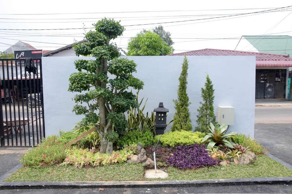 RedDoorz Plus near UNIMED Medan
