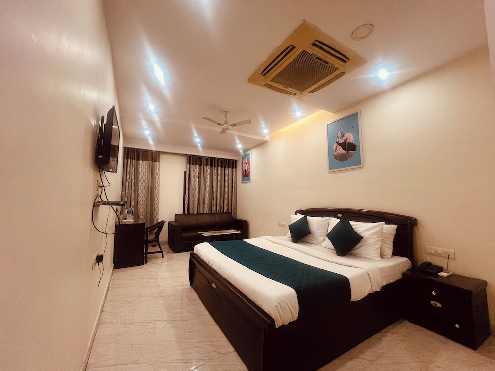 Hotel Lagoona & Banquet(Near NSP Metro)
