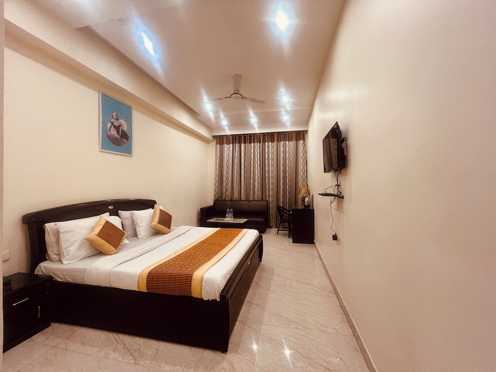 Hotel Lagoona & Banquet(Near NSP Metro)