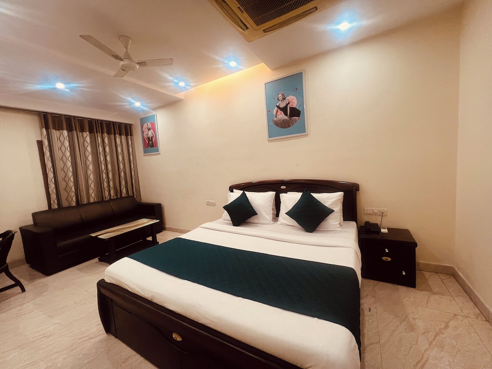 Hotel Lagoona & Banquet(Near NSP Metro)
