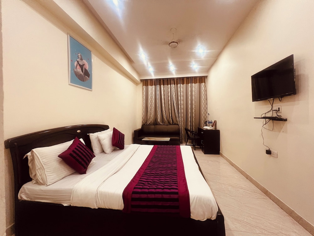 Hotel Lagoona & Banquet(Near NSP Metro)