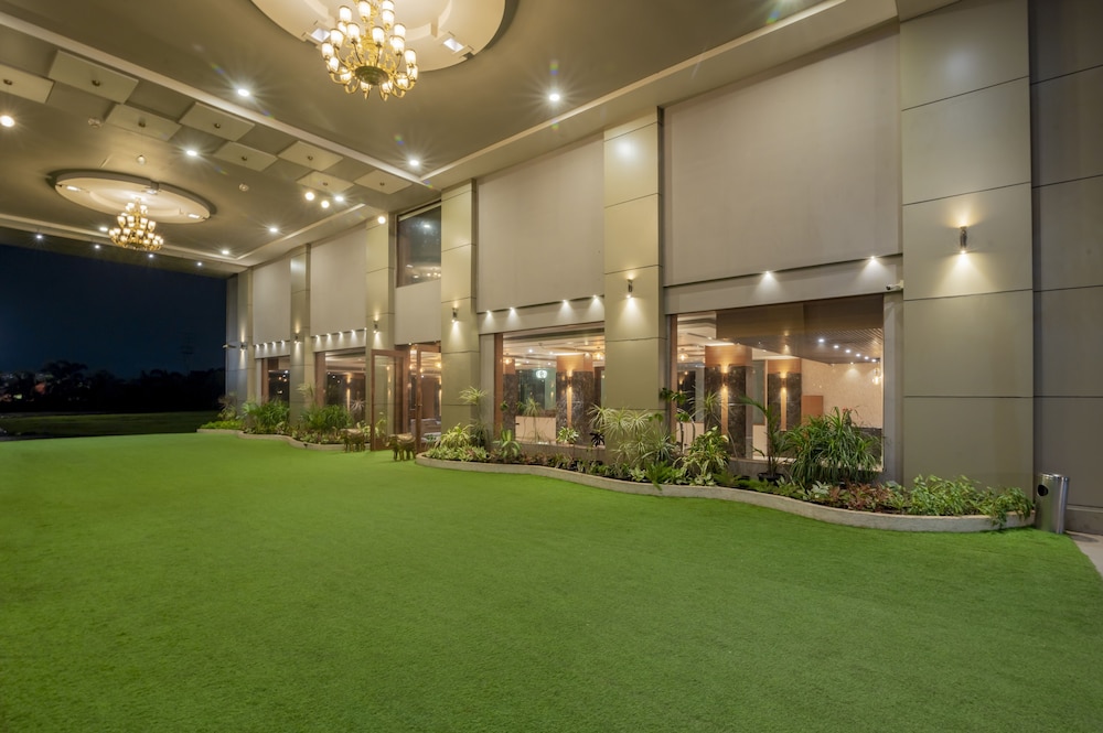Saya Grand Resort By Treat
