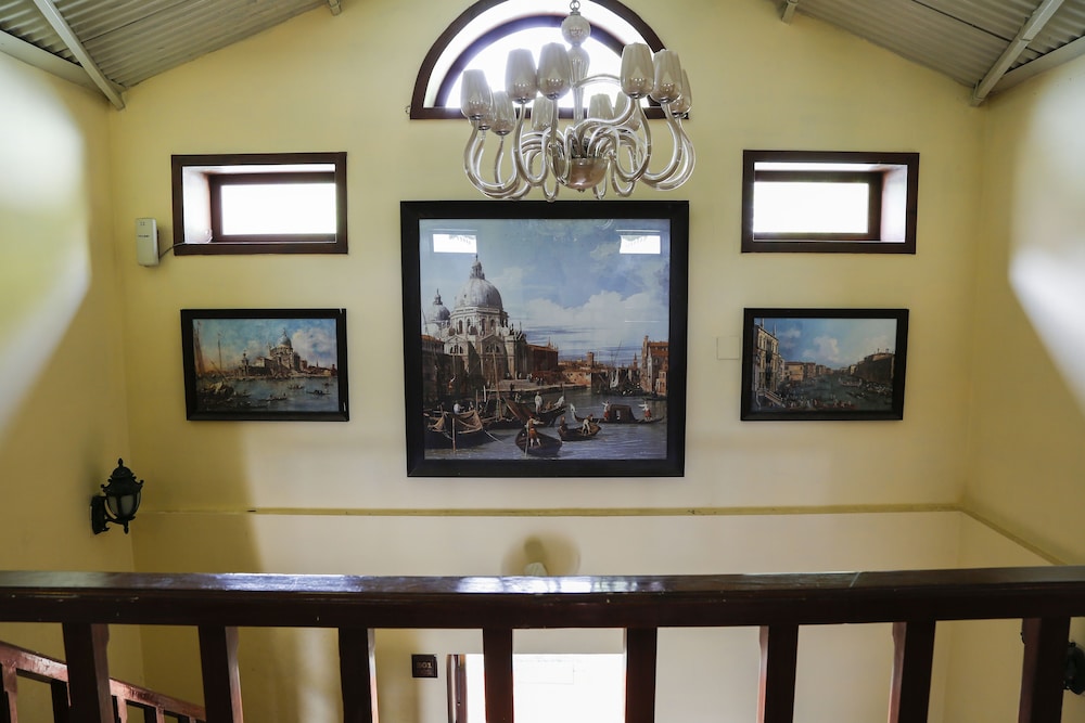 The Colonial Manek Manor by SAH