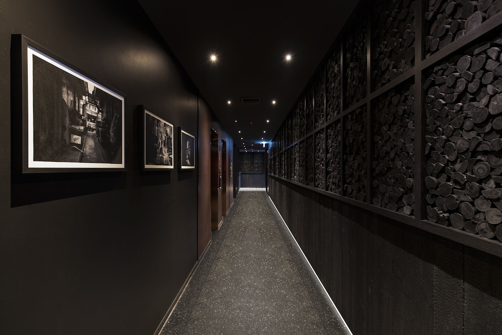 The Gravitique Hotel Khaosan