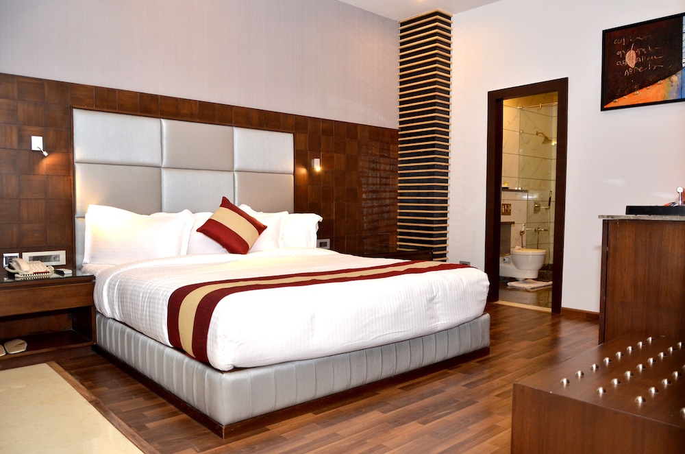 Hotel Sawera Grand (Near Golden Temple)