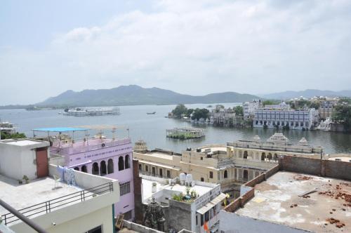 Gangaur Palace on Lake Pichola