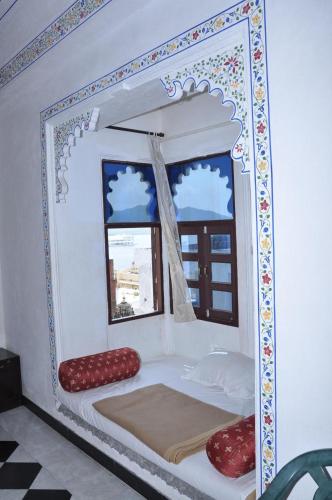 Gangaur Palace on Lake Pichola