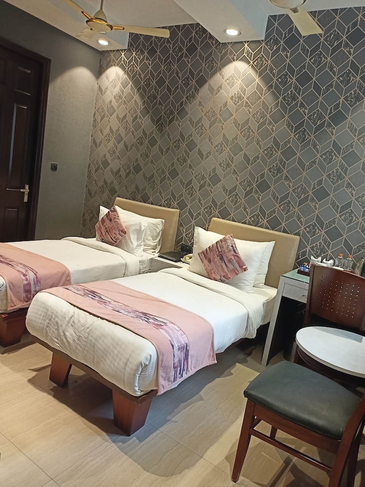 Cosy Grand @Chanakyapuri by The Cosy Hotels