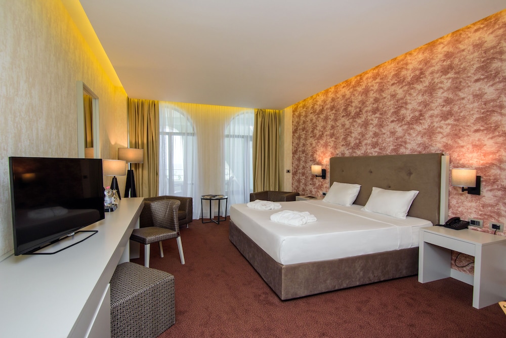 The Grand Gloria Hotel