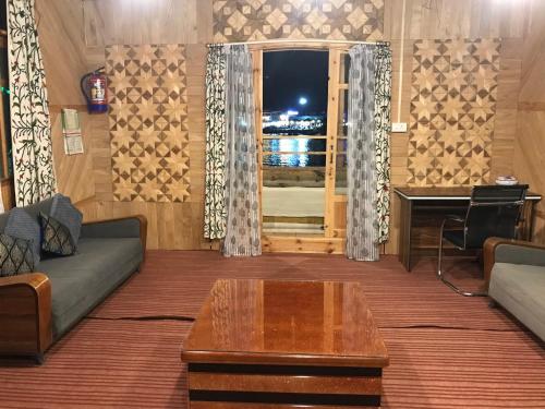 Humayun Palace Houseboat