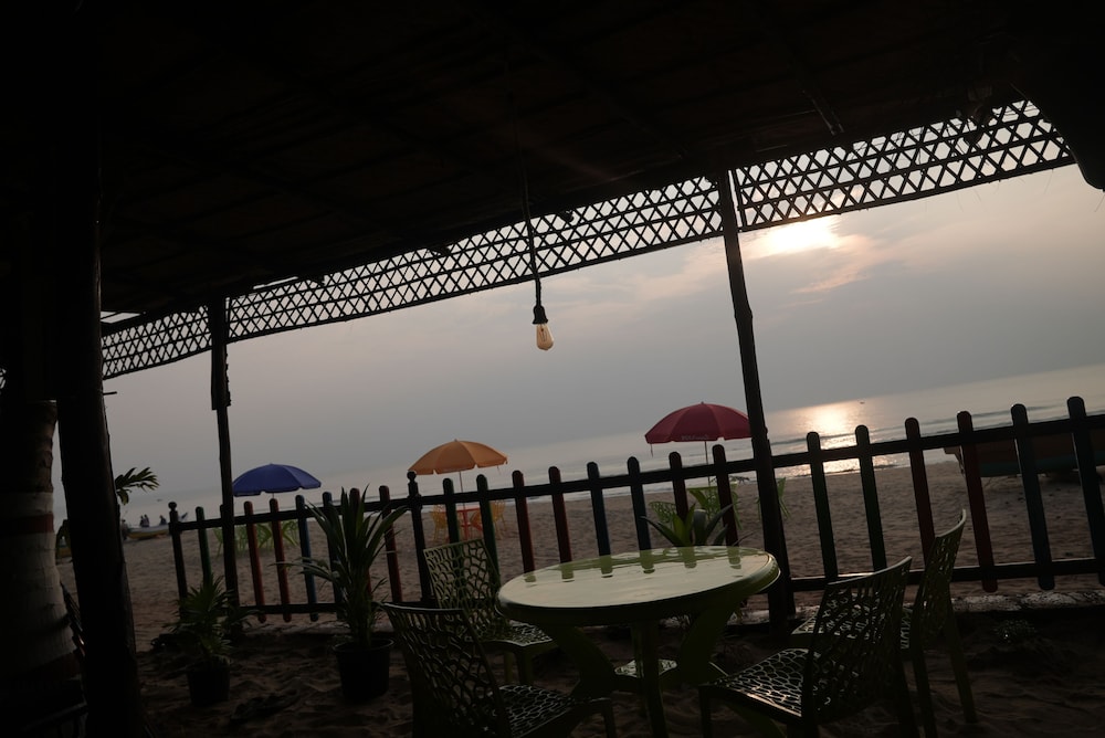 Livin Waves Beach stay and cafe