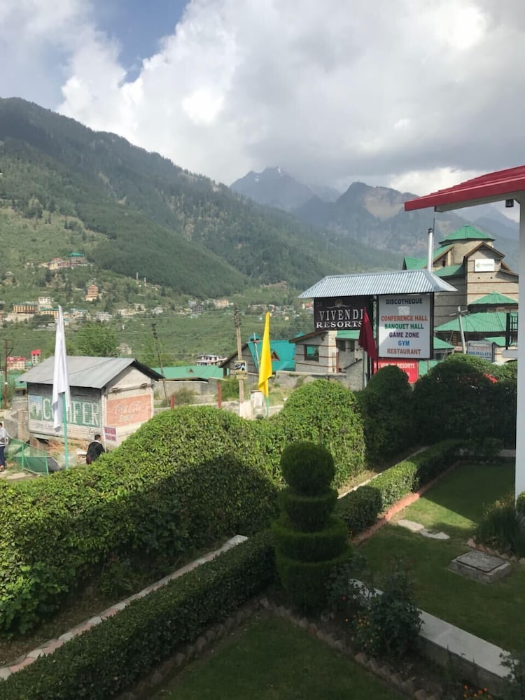 De Vivendi Resorts (35000 Sq.ft Open Lawn with BBQ)