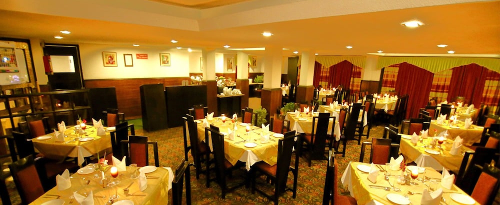 De Vivendi Resorts (35000 Sq.ft Open Lawn with BBQ)