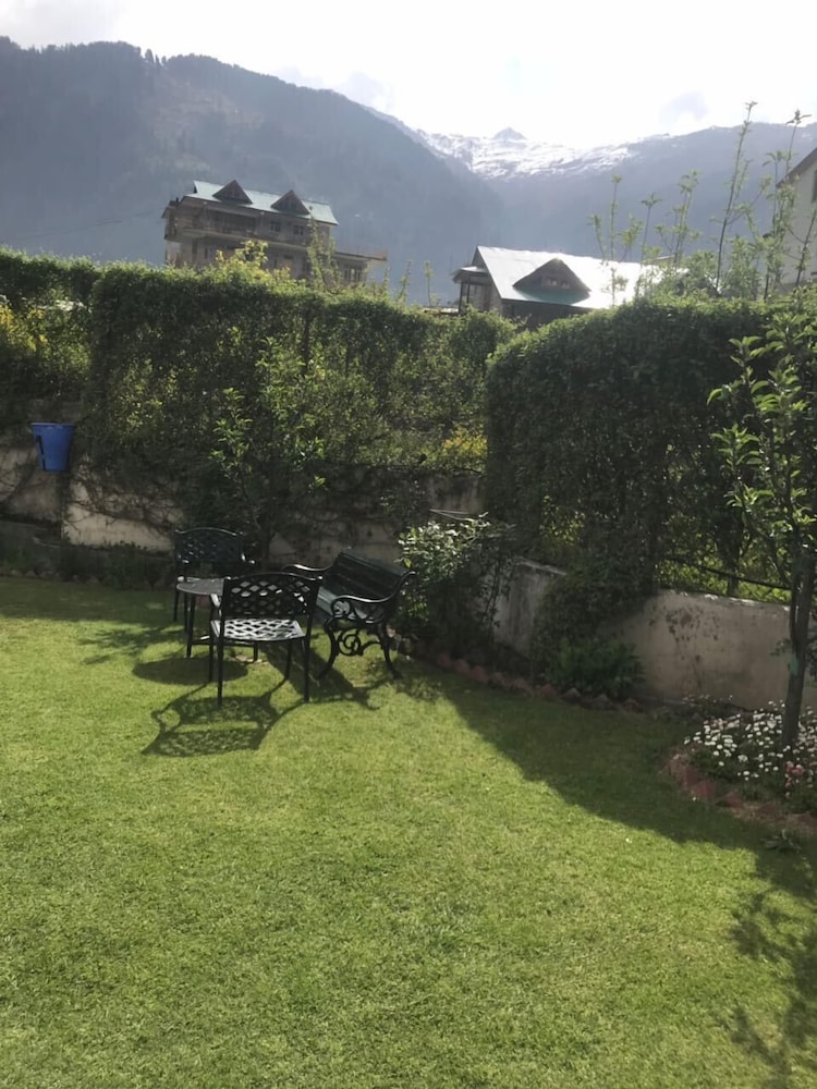 De Vivendi Resorts (35000 Sq.ft Open Lawn with BBQ)