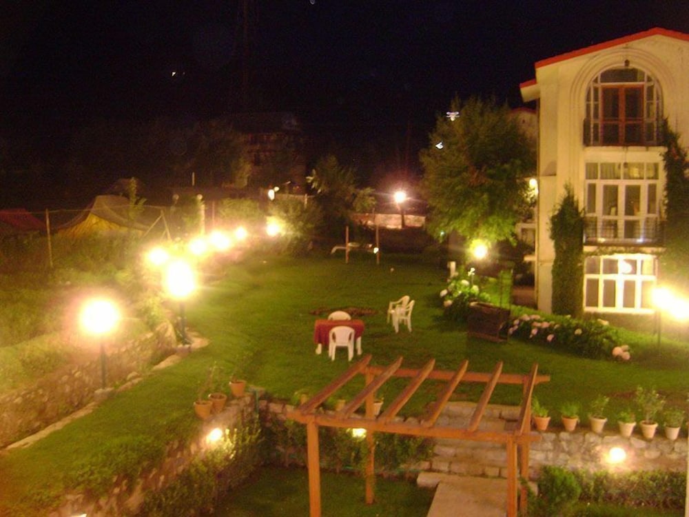 De Vivendi Resorts (35000 Sq.ft Open Lawn with BBQ)