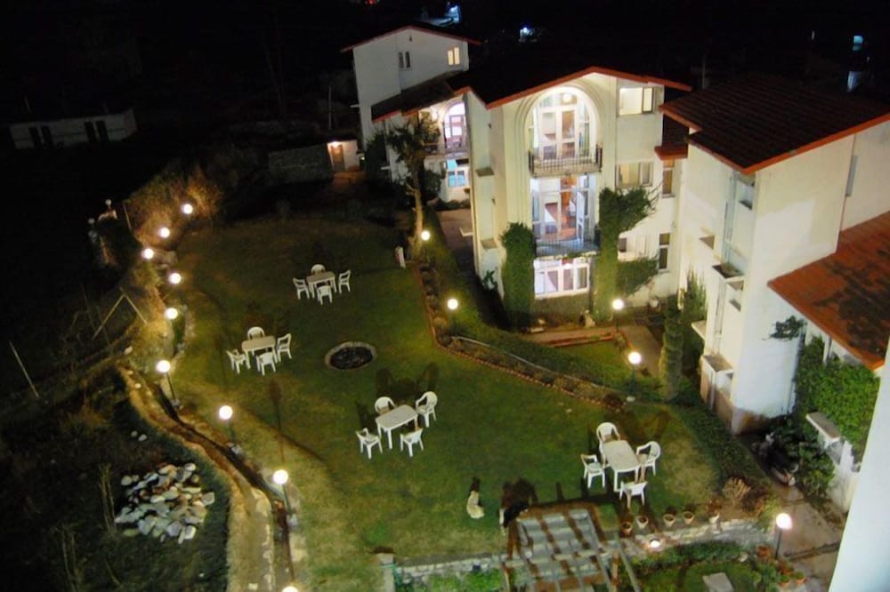 De Vivendi Resorts (35000 Sq.ft Open Lawn with BBQ)