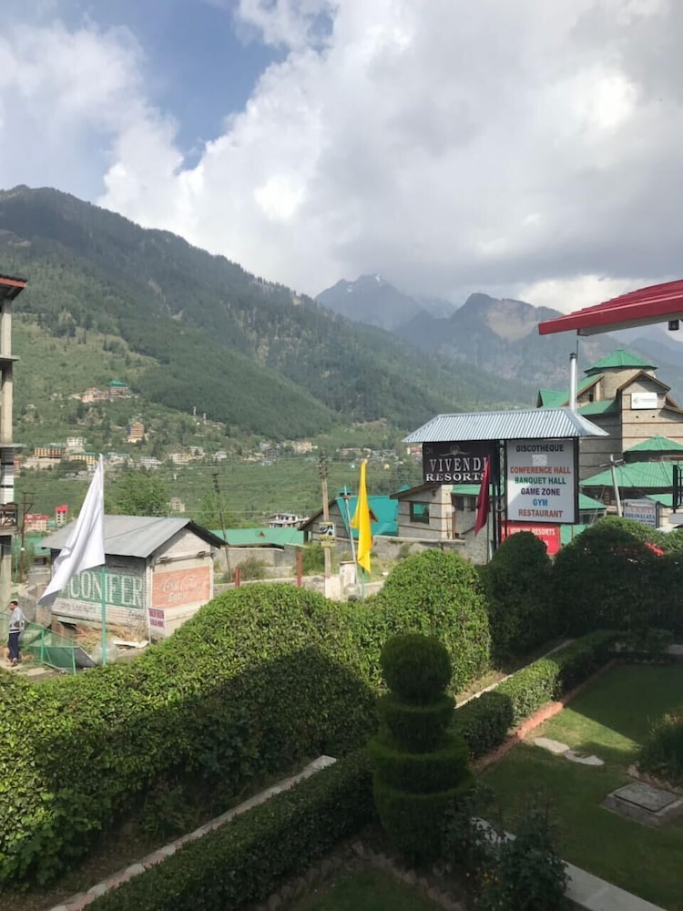 De Vivendi Resorts (35000 Sq.ft Open Lawn with BBQ)