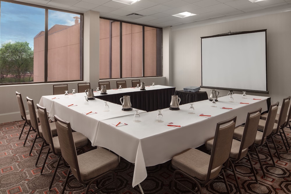 Crowne Plaza Dallas Market Ctr - Love Field by IHG