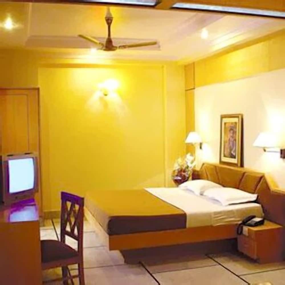 Hotel Singh International near Gaffar Market