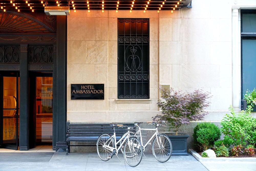 The Chicago Hotel Collection Ambassador Gold Coast
