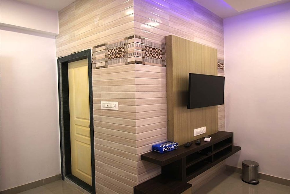 OYO Flagship Hotel Golden Residency Near Chakala (j B Nagar) Metro Station