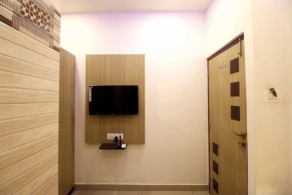 OYO Flagship Hotel Golden Residency Near Chakala (j B Nagar) Metro Station